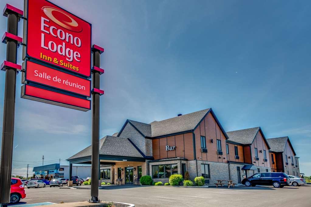 Econo Lodge Inn & Suites Saint Apollinaire Kültér fotó