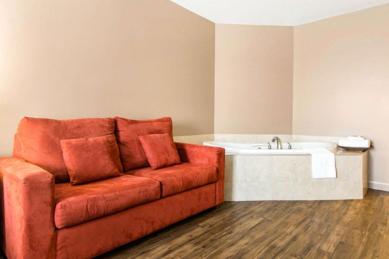 Econo Lodge Inn & Suites Saint Apollinaire Kültér fotó