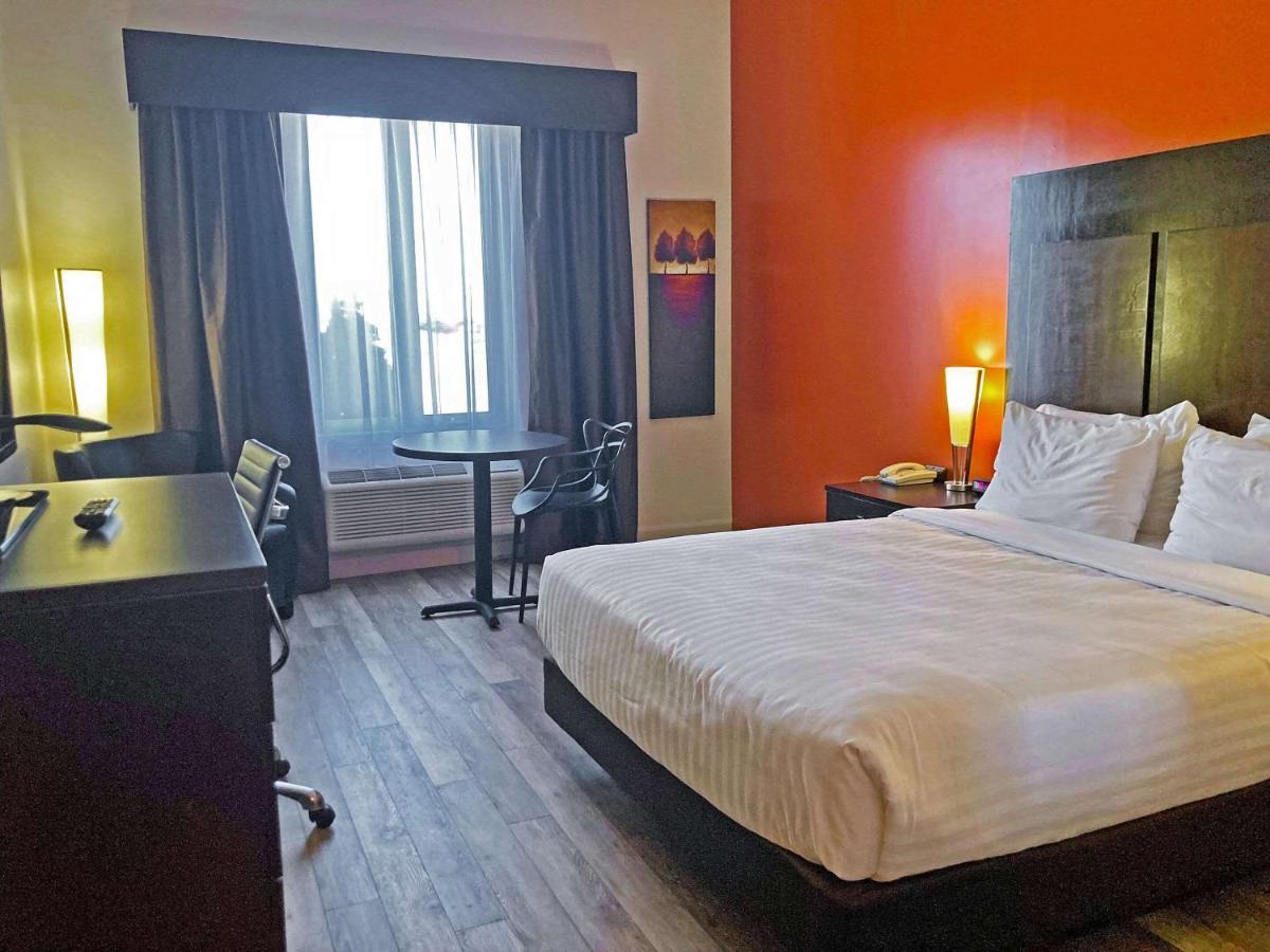 Econo Lodge Inn & Suites Saint Apollinaire Kültér fotó