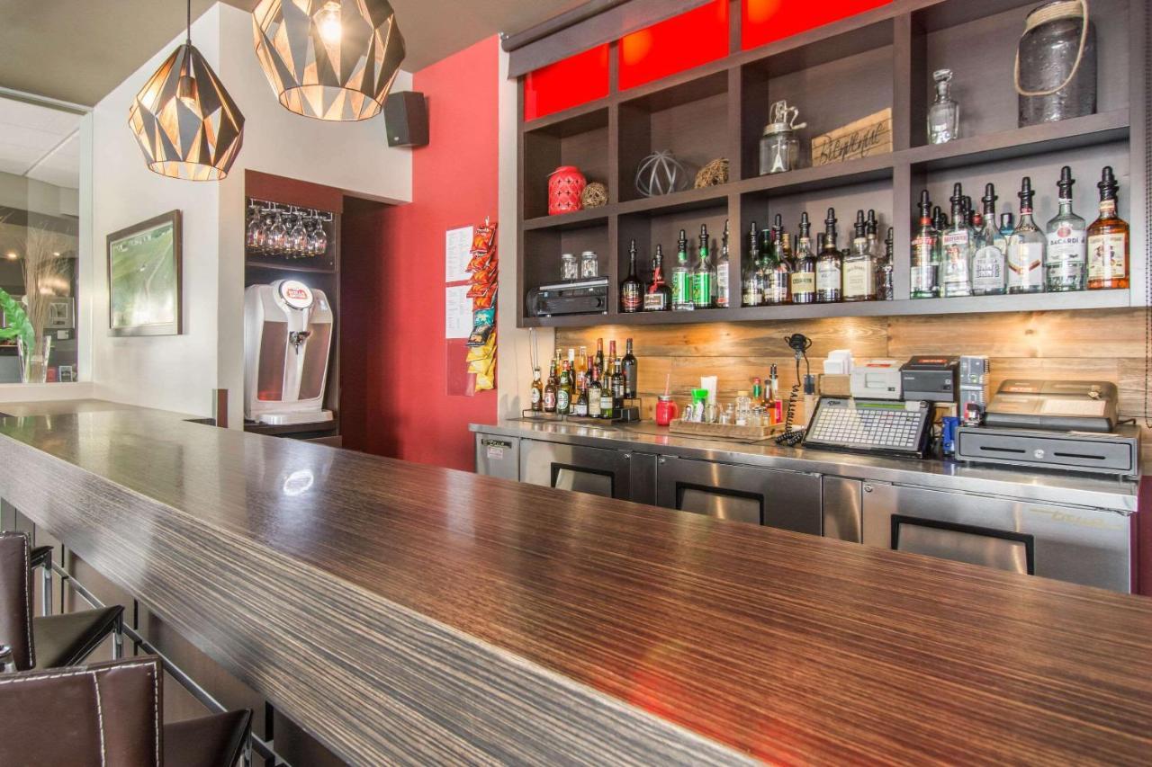 Econo Lodge Inn & Suites Saint Apollinaire Kültér fotó