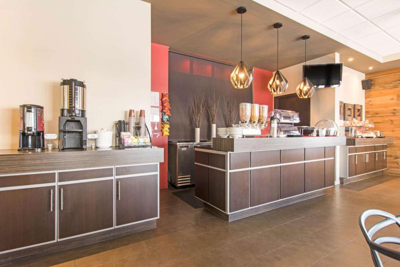 Econo Lodge Inn & Suites Saint Apollinaire Kültér fotó