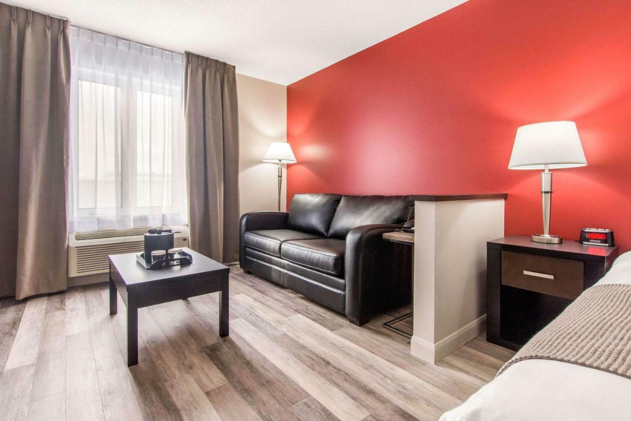 Econo Lodge Inn & Suites Saint Apollinaire Kültér fotó